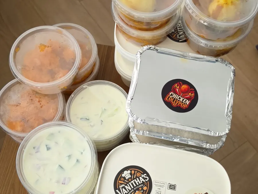 Bestelling klaar voor bezorging in bakjes met het Vanitha's Home Kitchen-label