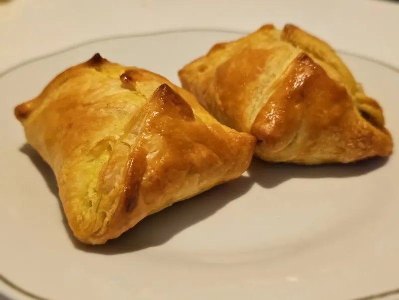 Twee goudbruine eierpuffs op een bord