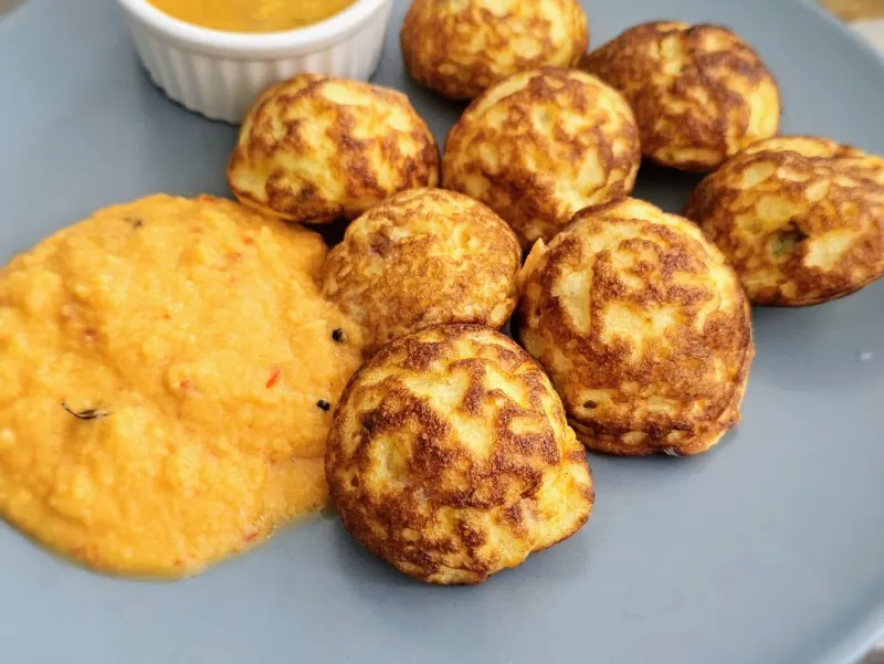 Paniyaram op een bord met kara chutney