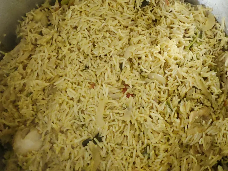 Salem Kipbiryani in de pan, kortkorrelige rijst met malse stukken kip