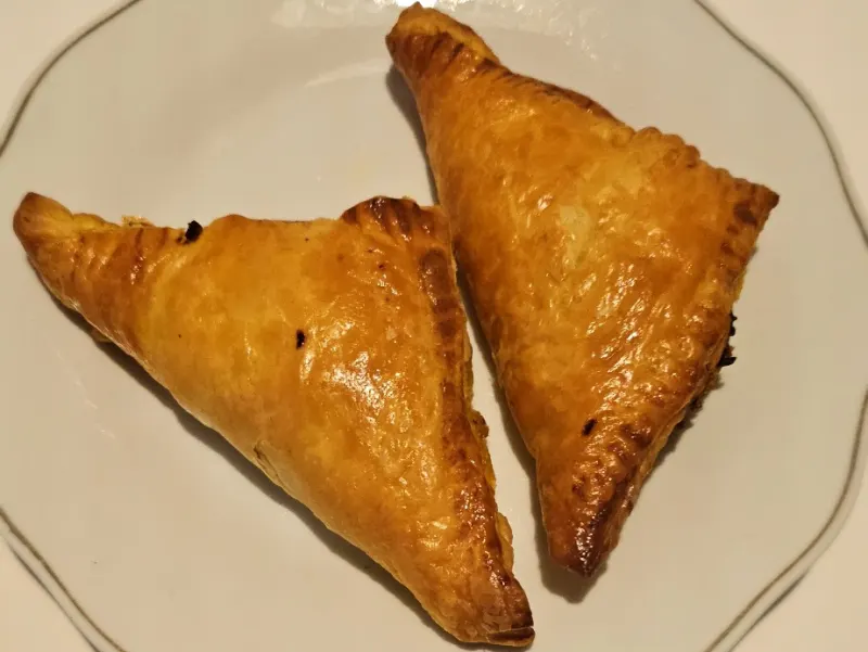 Twee goudbruine groentepuffs op een bord
